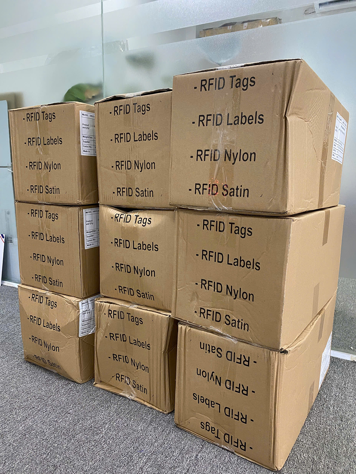 giao-hang-tem-nhan-RFID-cho-khach-hang