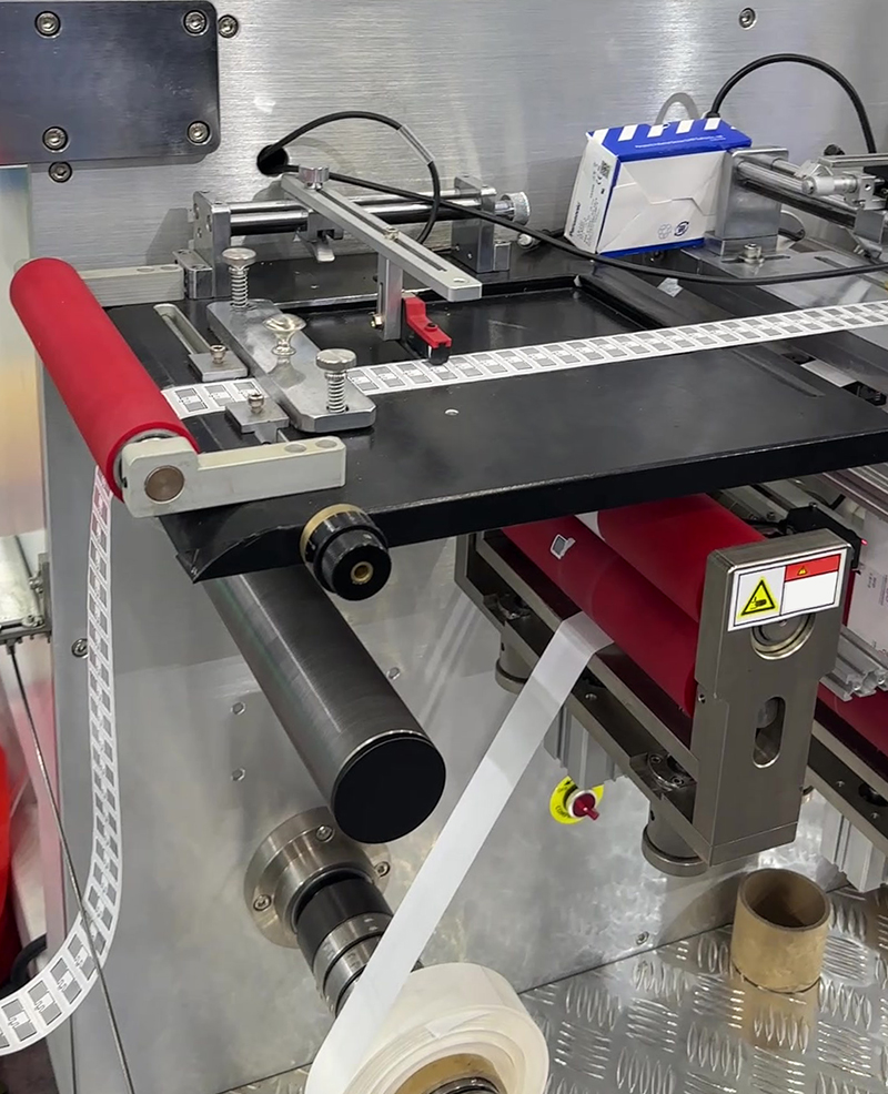 tem-RFID-uhd-su-dung-trong-quan-ly-kho-tai-nha-may